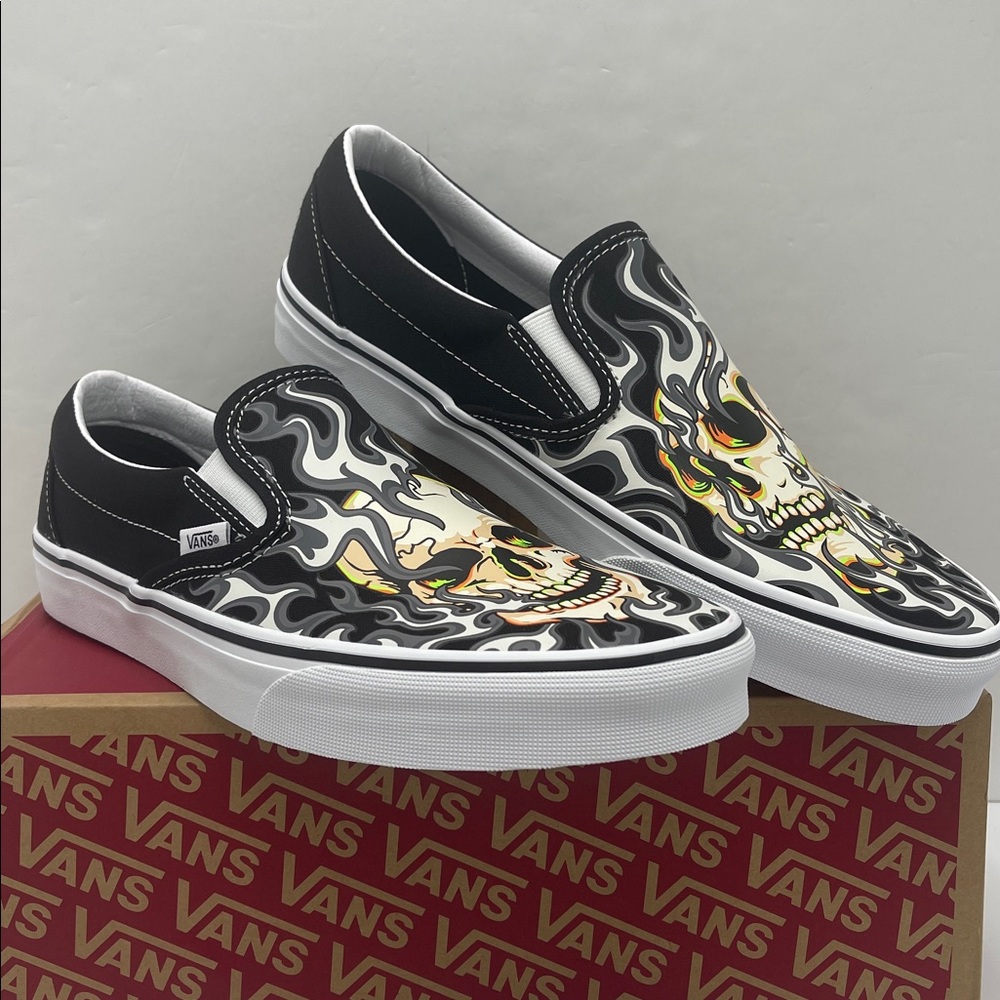 Vans WMNS Classic Slip-On
Flame Skull Black/True White
VN0009Q7BMX Sneakers - Picture 7 of 16
